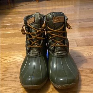 Sperry Women’s Saltwater Green Quilted Duck Boots